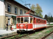 Ein regulärer Triebwagen der Traunseebahn im Seebahnhof Gmunden.
