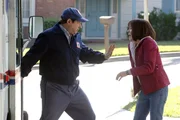 Mailman (Adam Kulbersh, l.) und Frankie Heck (Patricia Heaton, r.)