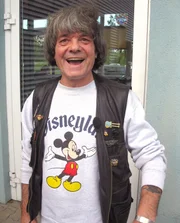 Der 63-jährige Alfred und seine Frau haben alles, was man sich nur vorstellen kann zum Thema Micky Maus gesammelt.