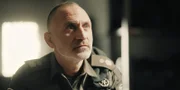 Kommandant Versano (Shalom Michaelshvili) lässt Avi und Kobi zum Rapport antreten.