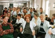 Die Frauen wollen von Evelyn wissen, was der Bruder von Zöllner in Reutlitz macht. (vorne mi.: Ana Fonell; 2.Reihe re.:Barbara Freier; 3.Reihe v.li.:Isabella Schmid, Annette Frier, Katy Karrenbauer und Kristiane Kupfer. Rest Komparsen)