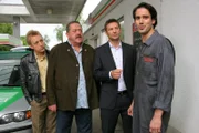 Automechaniker Gerry Kowald (Sebastian M. Winkler, r.) macht die Rosenheimer Polizisten (v.li.: Max Müller, Joseph Hannesschläger, Igor Jeftic) auf eine interessante Spur aufmerksam.
