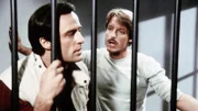 Nick (Joe Penny, li.) und Cody (Perry King) haben die Leiche von Murrays Freund Strivers gefunden. Nun sitzen sie unter Mordverdacht in Untersuchungshaft.