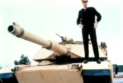 Harm Rabb (David James Elliott) hat die Amokfahrt des durchgedrehten Soldaten mit diesem 60 Tonnen-Panzer gestoppt.
