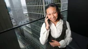 Adina wohnt in einer kleinen Wohnung im 15. Stock des Omniturms in Frankfurt am Main.