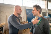 Gerd Reimann (Alexander Radszun, l.) wirft seinen Noch-Schwiegersohn (Pablo Sprungala, r.) kurzerhand aus seiner Werkstatt und gibt ihm auch das Geschenk mit, was Jan seinem Sohn zum Geburtstag bringen wollte.