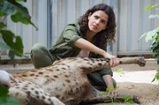 Assistenzärztin Karoline Schneider (Maxine Kazis) hat entdeckt, dass die Hyäne kein Weibchen ist, sondern ein Männchen. Die Geschlechtsorgane der Tiere ähneln sich, sind deshalb leicht zu verwechseln. Da das zweite Tier auch ein Männchen zu sein scheint, ist eine Zucht nicht möglich.