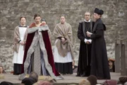 Die Todgeweihte Anne Boleyn (Natalie Dormer, 2.v.l.) hält auf dem Schafott eine kurze beeindruckende Rede ...