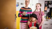 Jenny (Birte Hanusrichter) und ihre Kinder Kim (Zora Müller) und Matilda (Anna Büttner) wundern sich, als plötzlich die Polizei vor der Tür steht.