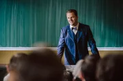 Prof. Otto Prokop (Philipp Hochmair) hält seine Vorlesung, während Ella ihn beim Forschungskongress in West-Berlin vertritt. Wird sie zurückkehren?