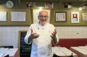 Starkoch Joseph Viola aus Lyon spricht begeistert über die Fleischpastete und ihre Geschichte. Seine Pastete wurde zur besten der Welt gekürt.