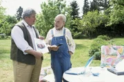 Nachbar Paschulke (Helmut Krauss, l.) ist empört- ausgerechnet auf sein Auto hat ein Schmierfink dieses rätselhafte Zeichen gemalt. Was mag es wohl bedeuten? Auch Peter (Peter Lustig, r.) weiß zunächst keine Antwort.
