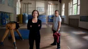 Auch Trainer Jens Moll (Tim Wilde, r.) ist sich sicher, dass Alex Schaden nimmt, wenn er nicht in seinem gewohnten Umfeld bleibt. Doch geht es ihm wirklich um den Jungen oder hat er eigene Interessen? Denn nur wenn er Alex' Trainer bleibt, kann er auch von seinem Erfolg profitieren. Als Katrin ihn damit konfrontiert, bekommt er einen jähzornigen Anfall. Hat Katrin Börensen (Claudia Schmutzler, l.) ihn falsch eingeschätzt und wird ihr das jetzt zum Verhängnis?