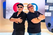 Schauspieler und Coach Vince Courtens lässt Elton an seinem Experten-Wissen über Körpersprache teilhaben.