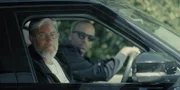 Chicko (Haim Znati, l.) und Hezi (Asaf Mor Yosef, r.) beobachten aus der Ferne das Gelöbnis von Avi und den anderen jungen Grenzschützern.