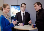 Ein kurioser Leichenfund im Bestattungsinstitut "Sanfte Ruh" beschäftigt die Belegschaft im Lübecker Kommissariat: V.l.n.r. Staatsanwältin Elke Rasmussen (Tessa Mittelstaedt), Kriminaldirektor Lars Englen (Ingo Naujoks), , Kriminalhauptkommissar Finn Kiesewetter (Sven Martinek).