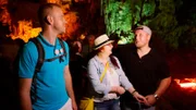 Carmen Bloschies und Oliver Mayer sind mit Reiseleiter Askan auf Entdeckungstour in der Halongbucht. Die Grotte des Himmlischen Palastes liegt auf der Insel Dau Go und ist fast 20 Meter hoch.