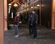 Nolan (Nathan Fillion, r.) und Sergeant Grey (Richard T. Jones, M.) finden den Flüchtigen Daniel Tran (Paul Yen, l.) auf einem Reiterhof. Doch sie sind nicht die Einzigen, die nach Tran suchen. Kurz darauf bekommen die Beamten Gesellschaft.