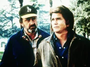 Auf dem Friedhof haben Jonathan (Michael Landon, r.) und Mark (Victor French, l.) eine denkwürdige Begegnung.