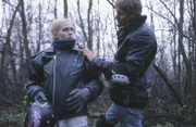 Dr. Judith Sommer (Gesine Cukrowski) lässt sich zu einer Skateboard-Fahrt von ihrem Freund Jörg (Martin Glade) überreden.