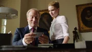 Wotan Hackenbusch (Stefan Merki) schaut sich sichtlich amüsiert ein Video an, dass seine Kollegin Rita Kopp (Jennifer Ulrich) entdeckt hat.