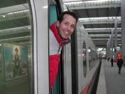 Willi lernt das Bahnhofsgelände des Münchner Hauptbahnhofs kennen und darf im ICE mitfahren.