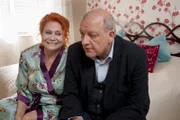 Wilsberg (Leonard Lansink) befragt die Nachbarin (Suzanne Geyer) zu Yvonnes Nebenerwerb.