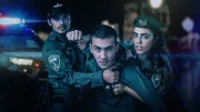 Kobi (Ido Elieli, l.), Avi (Ben Sultan, M.) und Miri (Noa Astanjelove, r.) müssen als Neulinge beim Grenzschutz zahlreiche Herausforderungen bewältigen.