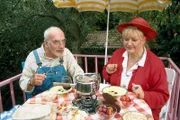 Tante Martha (Angela Brunner, r.) ist überglücklich, denn Peter (Peter Lustig, l.) hat ihr einen Schokoladen-Gott gegossen und sie dazu noch zu einem Schokoladenfondue eingeladen.