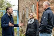Der damalige Ermittler Gerd Hartmann (r.) erinnert sich am Tatort – dem Wohnhaus von Anton Fanger - an die schwierigen Ermittlungen in diesem Mordfall. Ihm gegenüber steht Sven Voss (l.), daneben eine Frau (unbekannt, M.).
