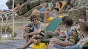 Arno Funke (Friedrich Mücke,l.), Ferdl (Andreas Bittl) und Peter (Karsten Antonio Mielke) am Betonstrand in Spanien.  +++ Die Verwendung des sendungsbezogenen Materials ist nur mit dem Hinweis und Verlinkung auf RTL+ gestattet. +++