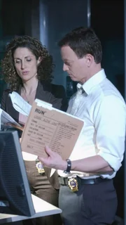 Mac (Gary Sinise) und Stella (Melina Kanakaredes) finden heraus, von wem die belastende DNA stammt.