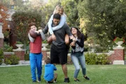Genauso stellt man sich eine große glückliche Familie vor, findet Mickey (Kaitlin Olson, oben). Doch während Sabrina (Sofia Black-D'Elia, r.) und Ben (Jack Stanton, unten) sich mit Danton Dante (Bert Belasco, M.) ganz gut anfreunden können, hat Chip (Thomas Barbusca, l.) nur wenige Begeisterung für ihn übrig ...