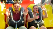 Miriam und Helmut Eberle sind auf der Insel Hon Tre bei Nah Trang in Vietnam. Sie fahren mit den Fahrgeschäften und genießen den spaßigen Ausflug.