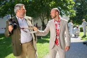 Heimlich recherchiert Fotograf Toni Kretschmer (Pero Radicic, r.), wer seinen Kollegen umgebracht hat, was Stadler (Dieter Fischer, l.) höchst verdächtig vorkommt.