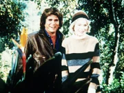 Jane (Dorothy McGuire, r.), die ihren früheren Mann nicht wiedererkennt, versteht sich mit Jonathan (Michael Landon, l.) ausgezeichnet.