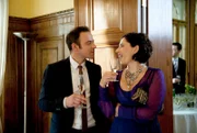 ARD HEITER BIS TÖDLICH - ALLES KLARA, FOLGE 14 (WH.), "Die falsche Braut", am Donnerstag (19.09.13) um 18:50 Uhr im ERSTEN. Hochzeit in der Villa von Eugen Schmidt: Paul (Felix Eitner, l.) flirtet heftig mit Brautjungfer Tanja (Susanne Plassmann, r.).