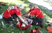 Bergwacht-Sommerprüfung: Die Arbeit der ehrenamtlichen Bergretter wird an professionellen Helfern wie Rettungsdienst und Feuerwehr gemessen.