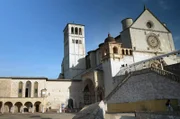 Die monumentale Basilika San Francesco thront über Assisi, der Geburtsstadt des heiligen Franziskus im italienischen Umbrien.