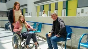 Der Bergdoktor Staffel 15 Hochspannung – Teil 1 Frau und Mädchen, das in Rollstuhl sitzt, Mann: Anne Weinknecht als Martha Herford, Nora Emilia Eidt als Tochter Marie, Hans Sigl als Bergdoktor Dr. Martin Gruber