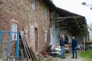 Der damalige Ermittler Gerd Hartmann (l.) erinnert sich am Tatort – dem Wohnhaus von Anton Fanger - an die schwierigen Ermittlungen in diesem Mordfall. Neben ihm steht Sven Voss (r.).