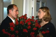 Mit einem schlechten Gewissen und einem großen Blumenstrauß kommt Dr. Robert Kolmaar (Ulrich Mühe), endlich nach Hause. Judith (Gesine Cukrowski) ist sehr verärgert über seine Unpünktlichkeit, da es sich um ihren letzten, gemeinsamen Abend vor ihrer Abreise nach Amerika handelt.