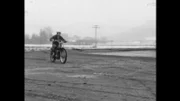Testfahrt einer 480er Maico Moto-Cross-Maschine auf dem Werksgelände in Pfäffingen.