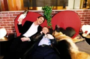 Kommissar Brandtner (Gedeon Burkhard, l.), Kommissar Böck (Heinz Weixelbraun, M.) und Rex kaufen für ihre Internet-Finte ein. Böck und Kunz sollen sich im Internet als Sexobjekte anbieten. Das will gut vorbereitet sein.