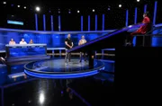 Moderator Alexander Bommes (2.v.r.) mit den Kandidat:innen: Hendrik Neuschulz (M.), Tabea Plitzkat (l.), Michael Heidorn (2.v.l.) und Corina Nestler (3.v.l.), sowie der Jägerin, Annegret Schenkel (r.). SPERRVERMERK:
