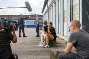 Der Polizist (Matthias Weidenhöfer) und der Stuntman (Jochen Horst) zeigen den Neuen, Luise Wolfram und Jasna Fritzi Bauer (vlnr.).