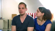 Alex (23), Maria (23) und ihre drei Kinder leben von Hartz IV, Kinder- und Elterngeld.  Die selbst ernannten Vollzeiteltern finden momentan trotz hoher Schulden keinen Grund arbeiten zu gehen.Alex (23), Maria (23) und ihre drei Kinder leben von Hartz IV, Kinder- und Elterngeld.  Die selbst ernannten Vollzeiteltern finden momentan trotz hoher Schulden keinen Grund arbeiten zu gehen.