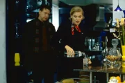 Joe Hoffer (Jörg Gudzuhn, l.) glaubt durch die Vernehmung von Verena Stolze (Cecilia Kunz, r.), der Geliebten des Toten, wichtige Hinweise zu bekommen.