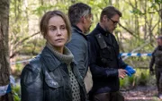 Im Wald ist eine Leiche entdeckt worden. Iris (Sofia Helin) nimmt den Fundort mit ihrem neuen Kollegen Jens (Hĺkan Bengtsson, M.) und dem Kriminaltechniker Tomas (Magnus Schmitz, r.) in Augenschein.