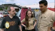 Ronny (li.) und Daria versuchen mit Sükrüs Hilfe einige ihrer Sachen auf dem Flohmarkt zu verkaufen.